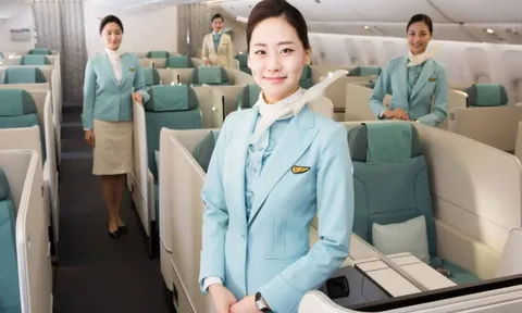 Vì sao tiếp viên hàng không thường mặc váy thay vì quần dài? Sự thật phía sau gây bất ngờ