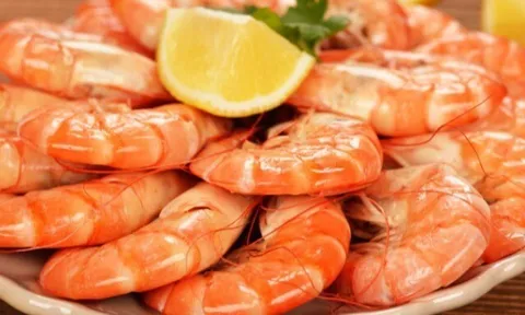 Luộc tôm đừng dùng hành, gừng để khử tanh, chỉ cần thêm thứ này tôm thơm lừng, đỏ đẹp