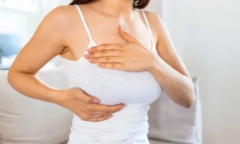 Sau một tháng đau ngực, người phụ nữ ở Hà Nội bàng hoàng phát hiện mắc ung thư