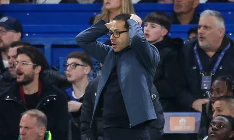 Fan Chelsea trút giận lên Rosenior sau khi bị PSG loại khỏi C1