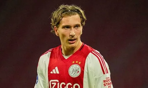 Manchester United hỏi mua Mika Godts từ Ajax