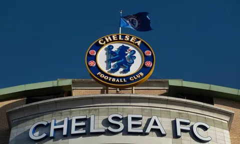Đối thủ phẫn nộ khi Chelsea thoát trừ điểm
