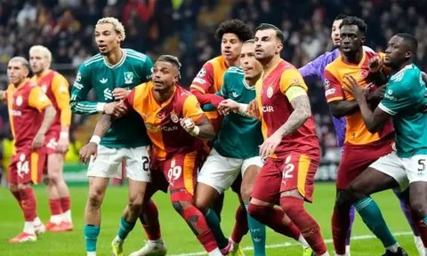 CĐV Galatasaray tạo "biển lửa" chào đón đội nhà tại Liverpool