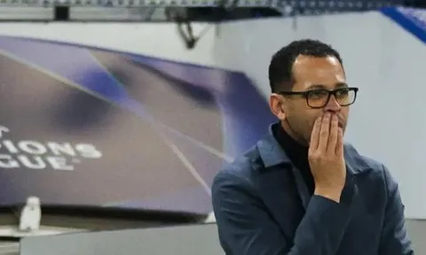 Liam Rosenior bảo vệ quyết định "giương cờ trắng" sớm trước PSG