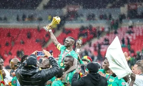 Senegal ôm cúp AFCON không trả, tố CAF tham nhũng