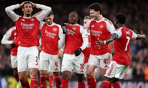 Thắng Leverkusen, Arsenal vô tình dọn đường C1 cho Liverpool