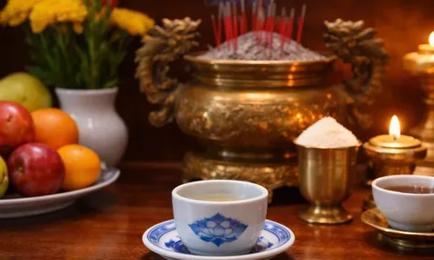 Thắp hương có thể dùng nước ngọt, cà phê, trà thay nước lọc không? Ý nghĩa thật sự của chén nước trên ban thờ