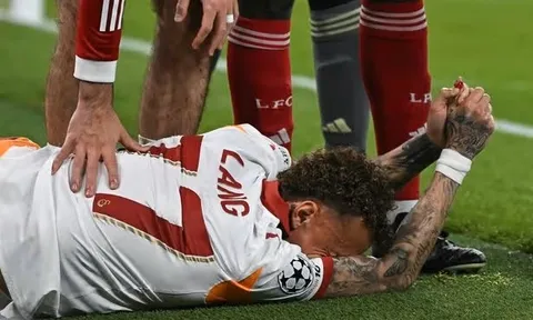 Va đập biển quảng cáo ở Anfield, Noa Lang đứt rời ngón tay