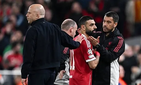 Lửa Anfield rực cháy cứu lấy chiếc ghế của Arne Slot