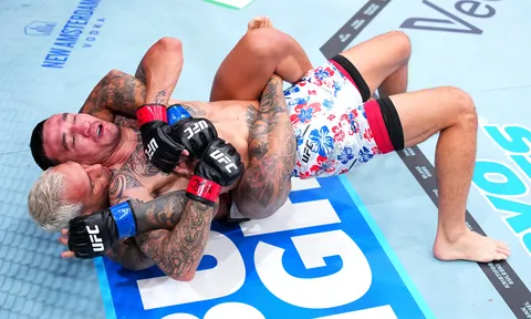 Charles Oliveira đáp trả chỉ trích: 'Ghen tị thôi, tôi đã khiến Max Holloway trông quá dễ dàng'