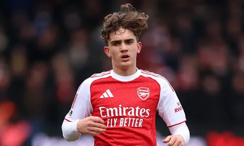 Arsenal phải in thủ công áo đấu vì thần đồng Max Dowman