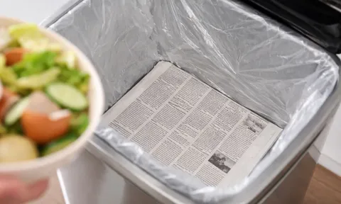 Đặt một tờ giấy vào đáy thùng rác: Mẹo nhỏ đơn giản bất ngờ, giàu nghèo đều cần lại dễ làm