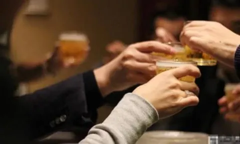 Tuổi 50 không nên tham dự những bữa tiệc rỗng tuếch và đầy giả tạo – Lời khuyên vàng cho người trưởng thành