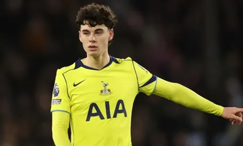 MU tận dụng khủng hoảng của Spurs để mua Archie Gray