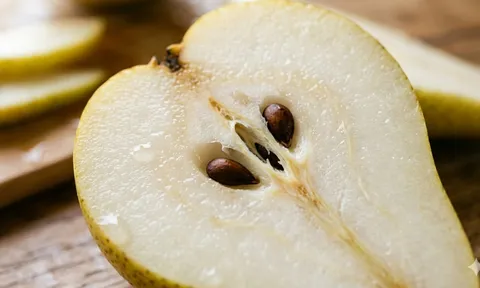 Ăn lê tưởng tốt nhưng nhiều người không biết: Phần này có thể gây hại nếu dùng sai cách