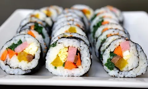 Cách làm cơm cuộn rong biển ngon tại nhà