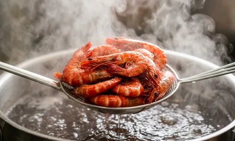 Luộc tôm đừng chỉ cho nước: Thêm thứ này, tôm đỏ au, thơm ngọt gấp đôi