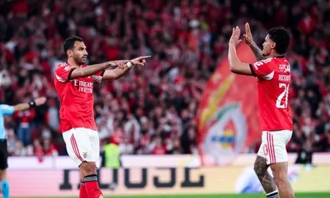 Vừa giúp Benfica đại thắng, Mourinho lại tố trọng tài dối trá