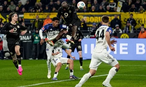 Bensebaini lập cú đúp giúp Dortmund thắng ngược Hamburger SV 3-2