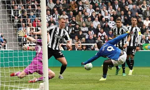 Sunderland ngược dòng đánh bại Newcastle ở phút cuối