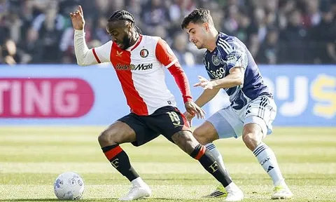 Van Persie bất lực nhìn học trò phung phí cơ hội trước Ajax