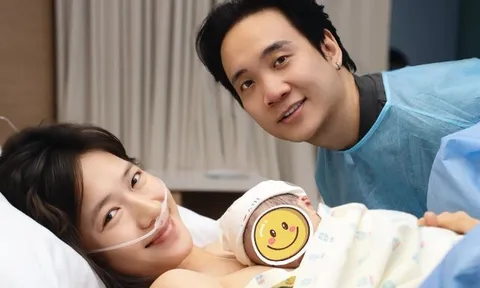 JustaTee tung ảnh kề cận vợ hot girl lúc đón con thứ 3 nhưng bị nghi là "hàng giả", nhóc tì mới chào đời giống hệt bố