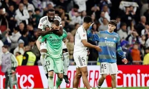 Thắng trận derby đầu tay, Arbeloa cân bằng kỷ lục của Mourinho