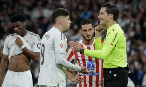Arbeloa nói tấm thẻ đỏ của Fede Valverde thật khó hiểu