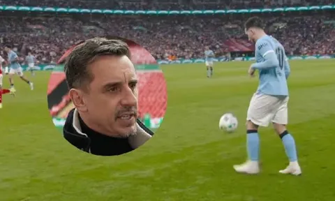 Neville chê Cherki kiêu ngạo vì pha tâng bóng trước Arsenal