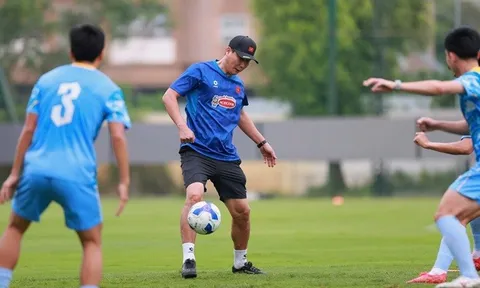 Xỏ giày đá bóng ma, HLV Kim Sang Sik chạy bở hơi tai