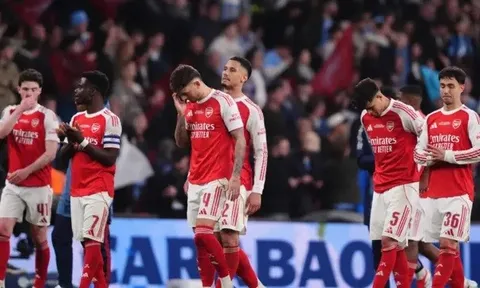Bóng ma tháng Tư đe dọa ngai vàng của Arsenal