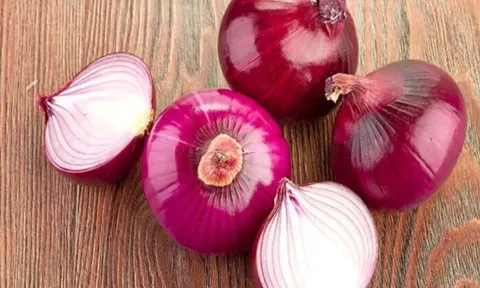 Hành tây tím – nguyên liệu quen thuộc giúp cải thiện da mụn và làm mờ thâm hiệu quả
