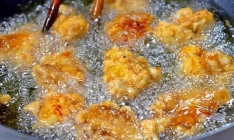 Vì sao nên vắt chanh vào chảo dầu trước khi chiên rán? Bí quyết ai cũng nên biết