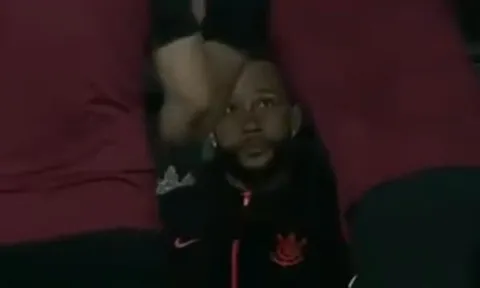 Memphis Depay bị HLV mắng vì dùng điện thoại trên ghế dự bị