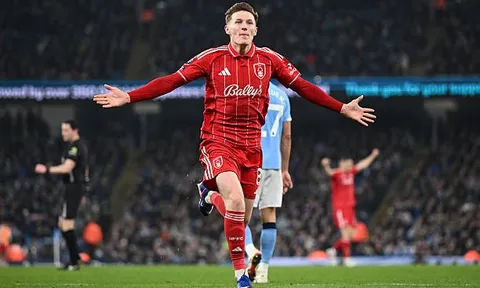 Elliot Anderson đánh cược sự nghiệp giữa Man Utd và Man City