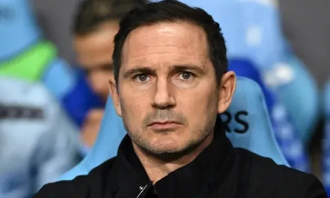 Chelsea thảm bại, Nicky Butt khuyên gọi lại Lampard