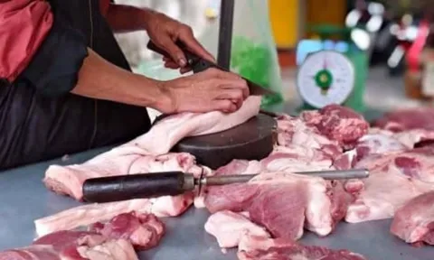 Mẹo phân biệt thịt lợn tươi và ôi cực nhanh: Nhìn là biết, người bán không qua mắt được bạn
