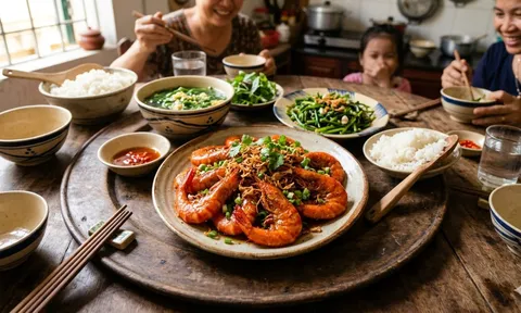 Rang tôm đừng ướp nước mắm từ đầu: Sai một bước nhỏ, món ăn dễ mềm và kém giòn