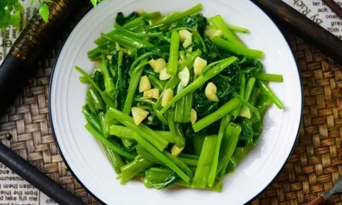 Xào rau muống toàn bị thâm đen, đầu bếp tiết lộ: Chỉ cần làm thế này, rau xanh giòn, bóng mượt như nhà hàng