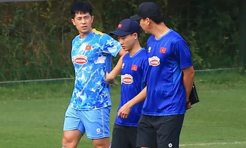 HLV Kim Sang Sik "chăm" Đình Trọng ngày tái xuất