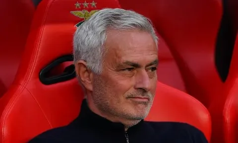 Chuyên gia giục Newcastle bỏ Howe, mời Mourinho