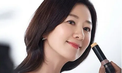 Bí quyết giữ nhan sắc tuổi 59 của Kim Hee Ae: Đơn giản nhưng bền vững