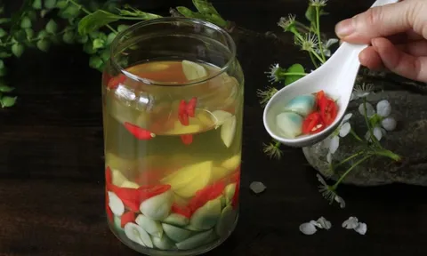 Vì sao khi làm tỏi ngâm giấm, có lúc tỏi bị xanh, có lúc không?