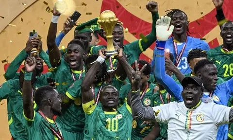 Thách thức CAF, Senegal mang cúp AFCON đến Paris diễu hành