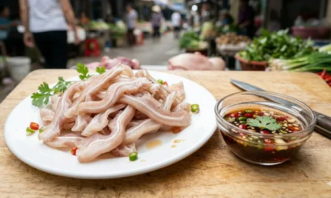 Cách luộc tai lợn trắng giòn, không hôi chỉ trong 30 phút tại nhà