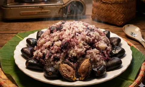 Loại quả tím đen tưởng khó ăn, ai ngờ lại là đặc sản núi rừng khiến du khách “nghiện”