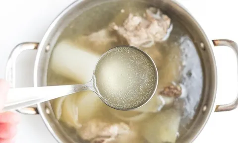 Hầm xương, nên cho muối vào lúc nào nước mới trong, tuyệt chiêu cứu vãn nước hầm bị đục chỉ trong nháy mắt
