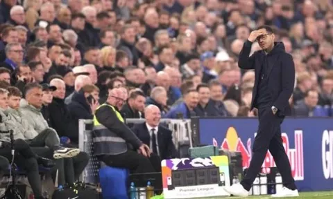 Từ "canh bạc" của giới chủ, HLV Chelsea hóa trò hề trên mạng