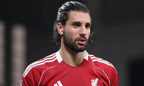 Rossi mỉa mai cách Slot dùng Szoboszlai tại Liverpool
