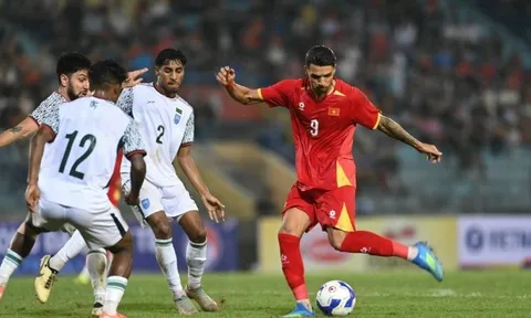 FIFA đăng ảnh Đỗ Hoàng Hên hát quốc ca Việt Nam